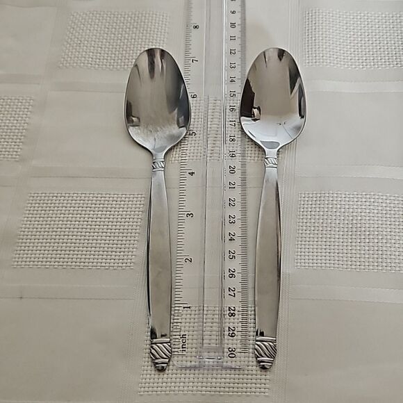Onieda 8 Pieces Stainless Steel Everyday Flatware Set 18/10 Silver - Picture 5 of 16